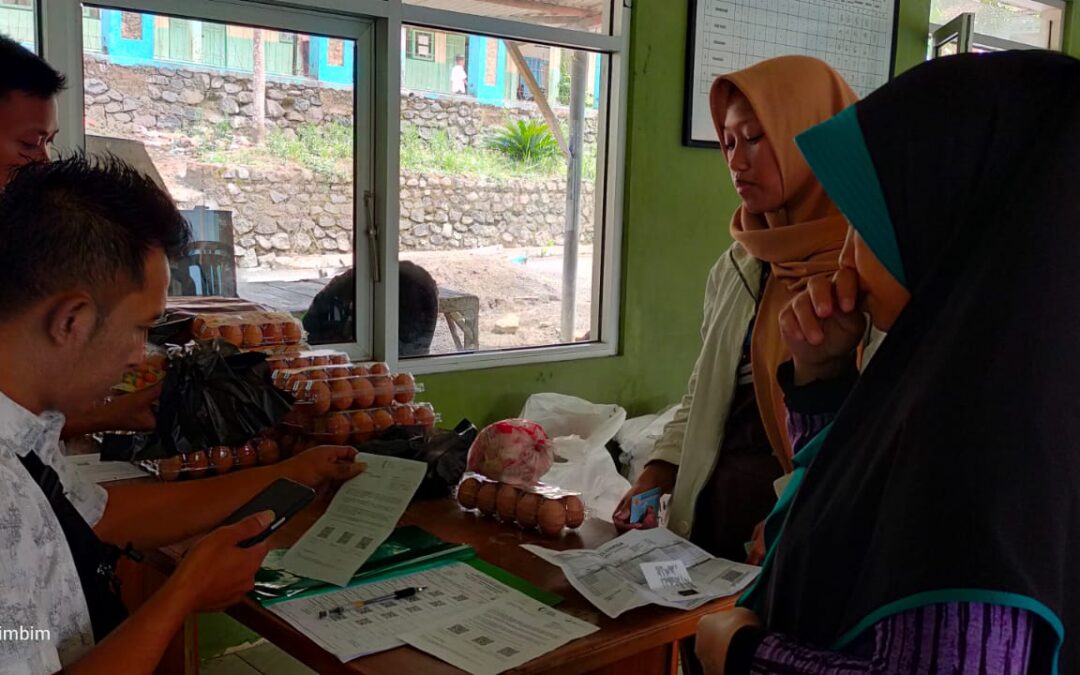 Desa Ciwarak Kecamatan Jatiwaras Kabupaten Tasikmalaya Salurkan Bantuan Pangan Nasional ( Stunting ) Kepada Warga Masyarakat