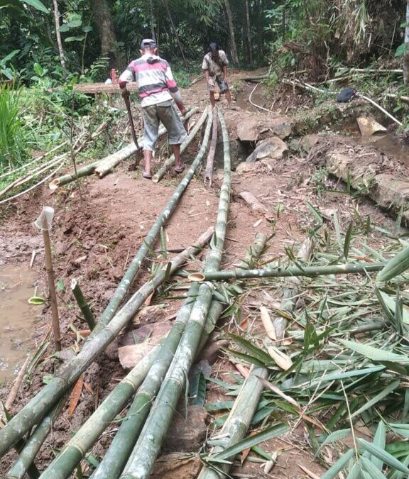 Gotong Royong Masyarakat, Pembangunan Jalan Setapak dan Jembatan Bambu di Dusun Mekarwangi Dibangun untuk Akses Warga dan Anak Sekolah Dasar